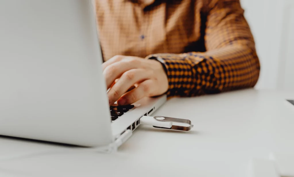 USB, réseaux sociaux, IA… Le top 5 des nouveaux risques numériques dans vos espaces publics (et comment s’en protéger)